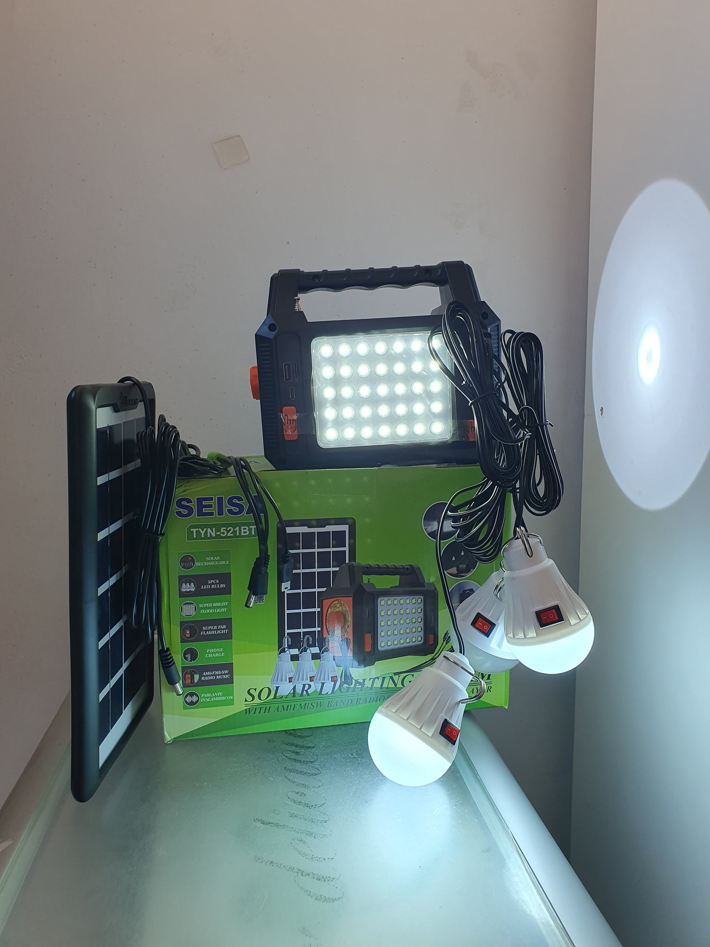 🌞 KIT SOLAR PORTÁTIL CON 3 FOCOS – ENERGÍA SOSTENIBLE Y PRÁCTICA 💡